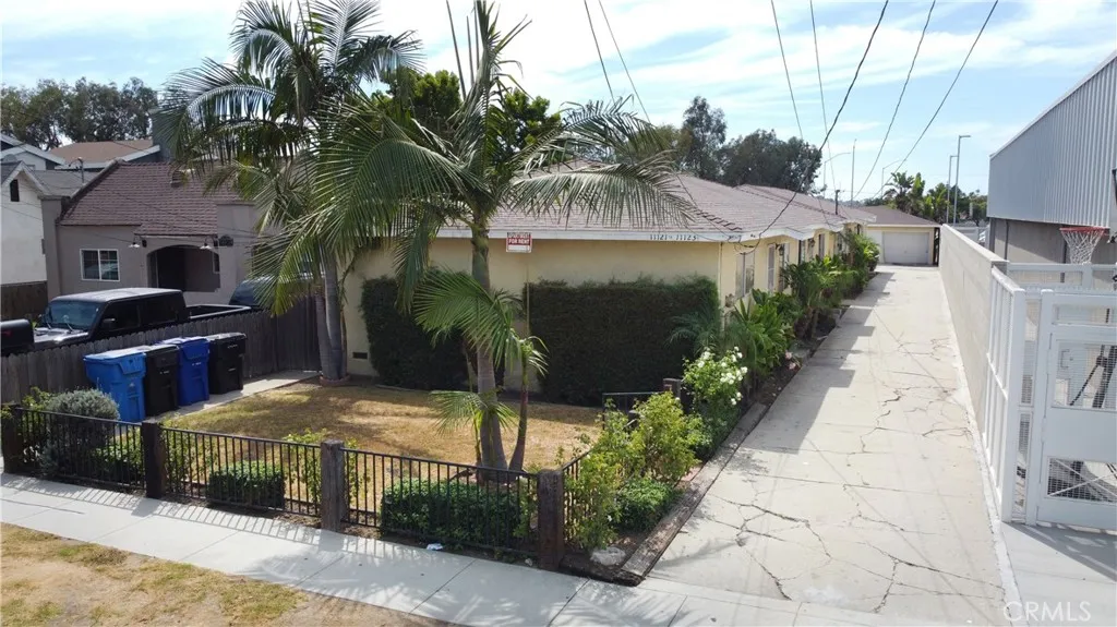 11121 S Freeman Avenue, Inglewood, California 90304, ,Residential Income,For Sale,Freeman,PW25192533