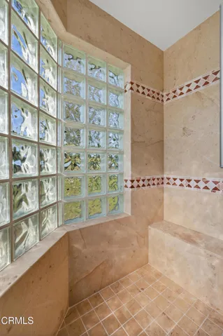 112-print-037_Upmarketmedia_6150Baj-int-