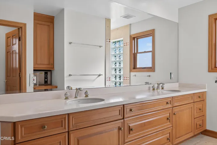 111-print-036_Upmarketmedia_6150Baj-int-