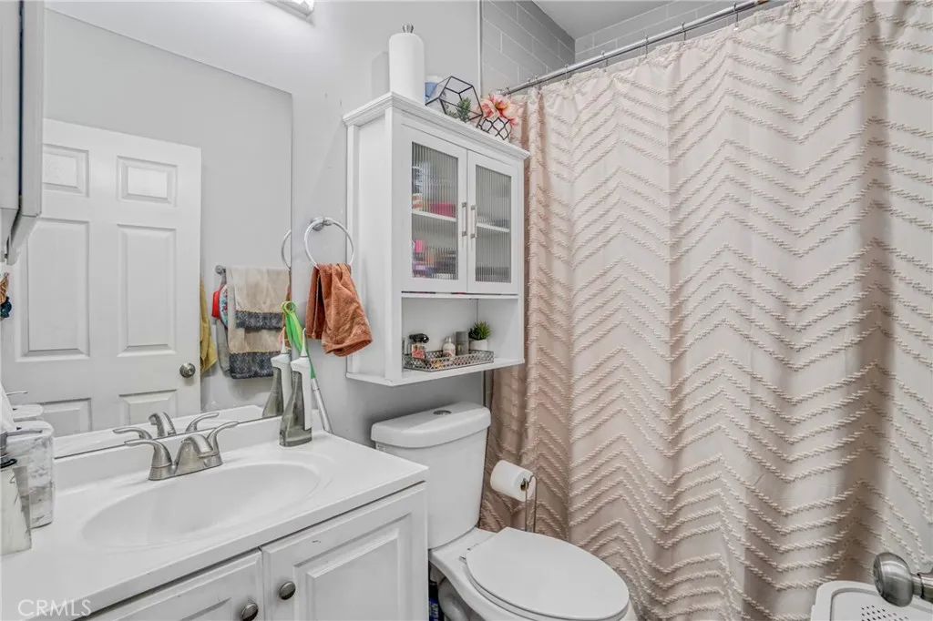 7663 Shadyglade Avenue, North Hollywood, California 91605 home-pic-24