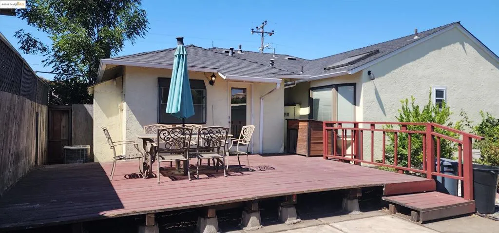Deck with outdoor dining area