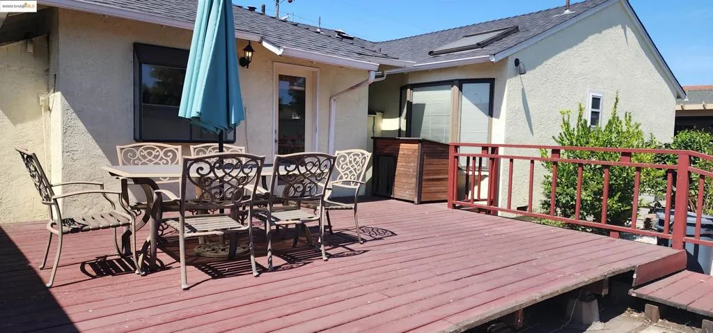 Deck with outdoor dining area