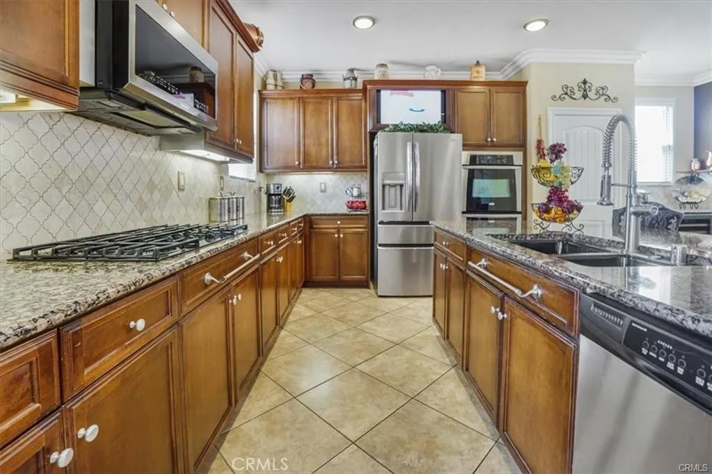 5003 Thornberry Way, Fontana, California 92336 home-pic-26