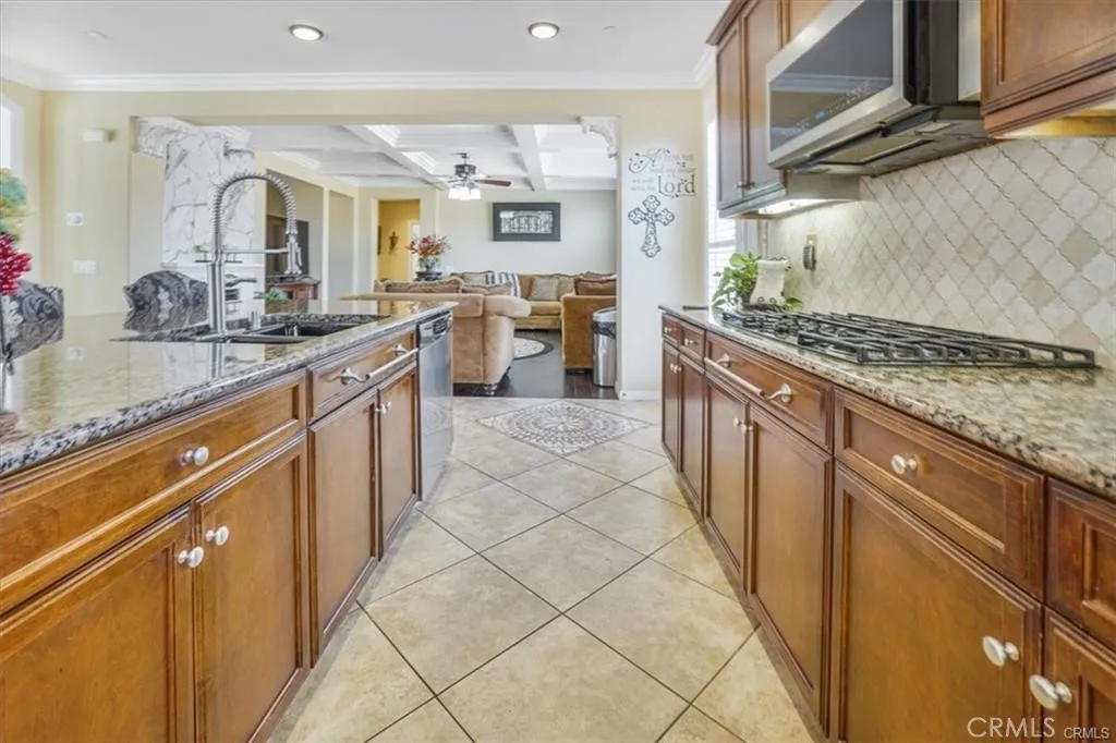 5003 Thornberry Way, Fontana, California 92336 home-pic-29