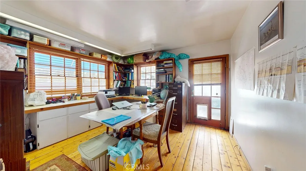 22542 Burbank Boulevard, Woodland Hills, California 91367 home-pic-24
