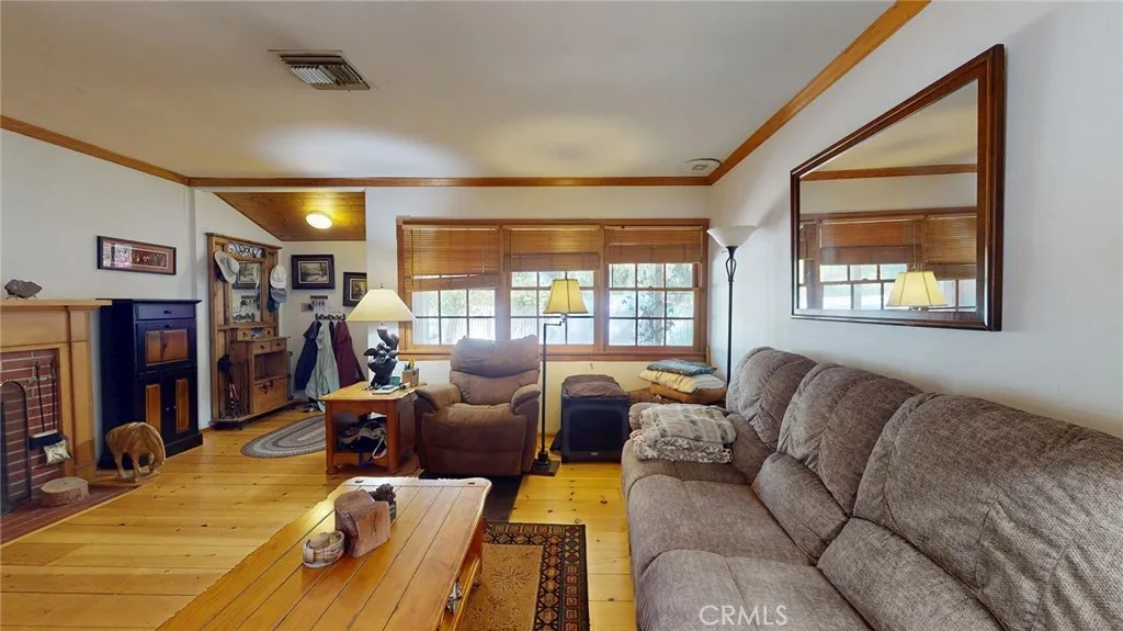 22542 Burbank Boulevard, Woodland Hills, California 91367 home-pic-3