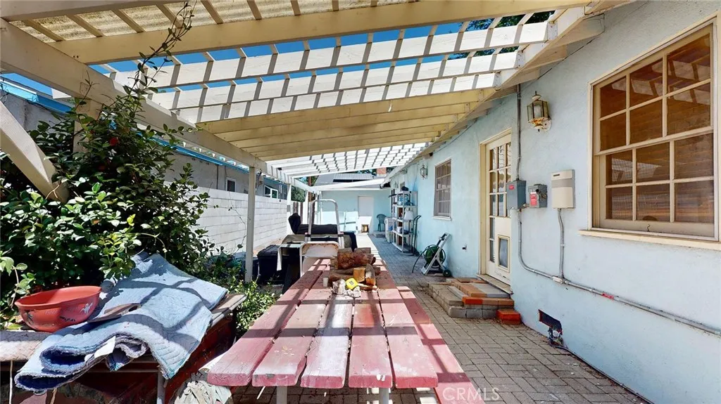22542 Burbank Boulevard, Woodland Hills, California 91367 home-pic-28