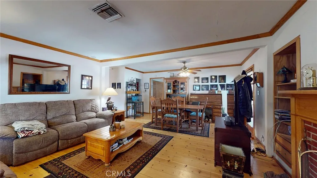 22542 Burbank Boulevard, Woodland Hills, California 91367 home-pic-1