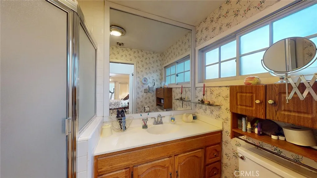 22542 Burbank Boulevard, Woodland Hills, California 91367 home-pic-22