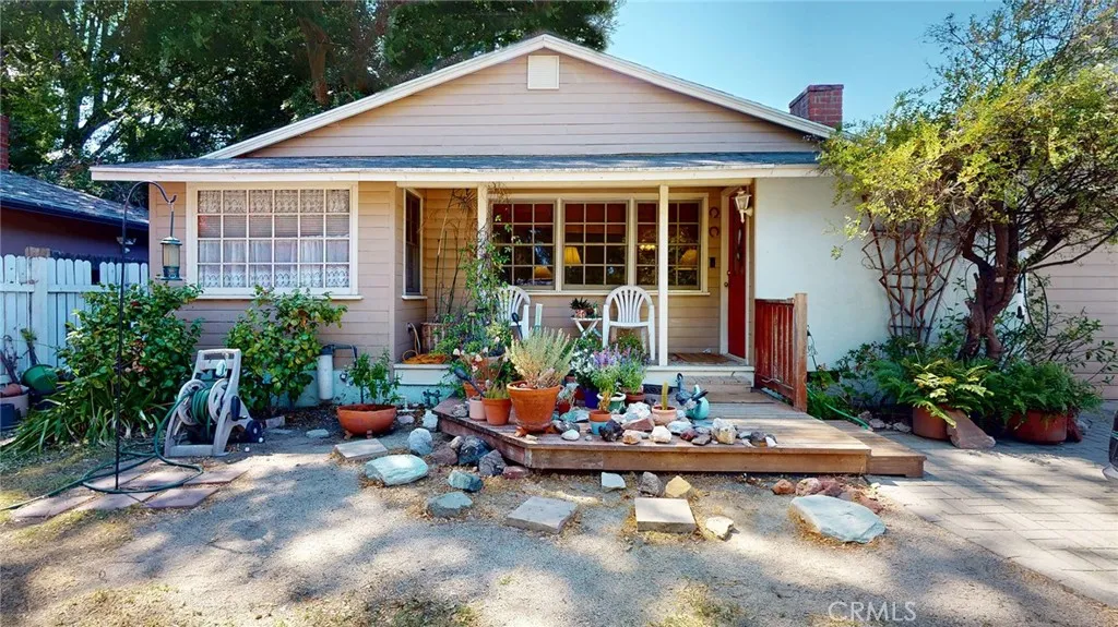 22542 Burbank Boulevard, Woodland Hills, California 91367 home-pic-0