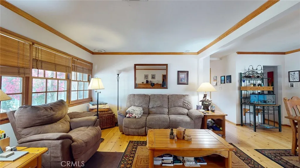 22542 Burbank Boulevard, Woodland Hills, California 91367 home-pic-4