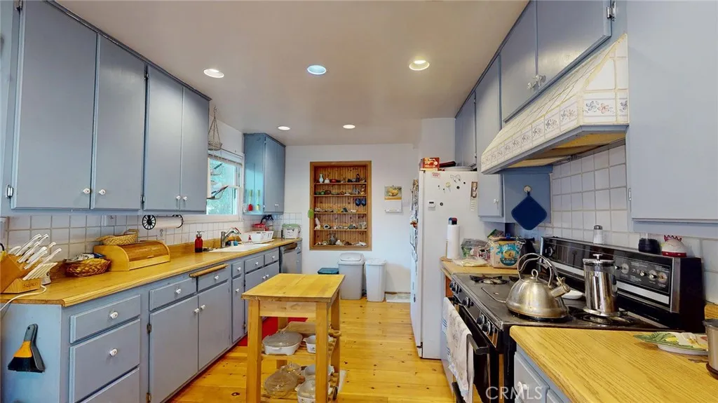 22542 Burbank Boulevard, Woodland Hills, California 91367 home-pic-12