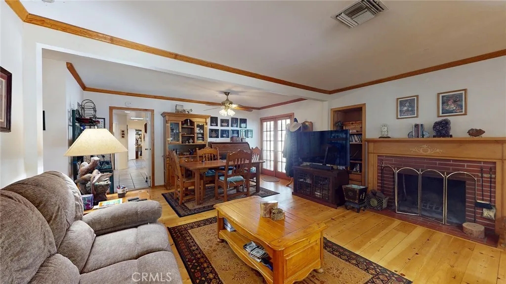 22542 Burbank Boulevard, Woodland Hills, California 91367 home-pic-2