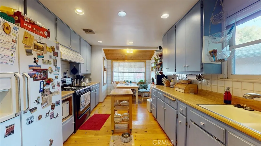 22542 Burbank Boulevard, Woodland Hills, California 91367 home-pic-8