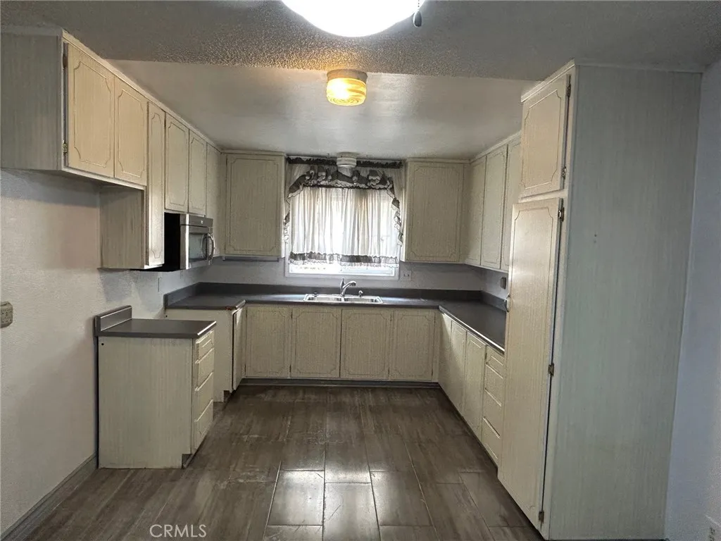 17513 Keene Avenue, Carson, California 90746 home-pic-1