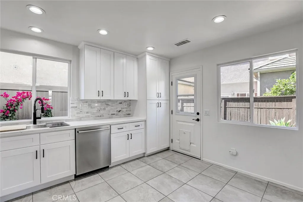12 Poppyfield Lane, Rancho Santa Margarita, California 92688 home-pic-2