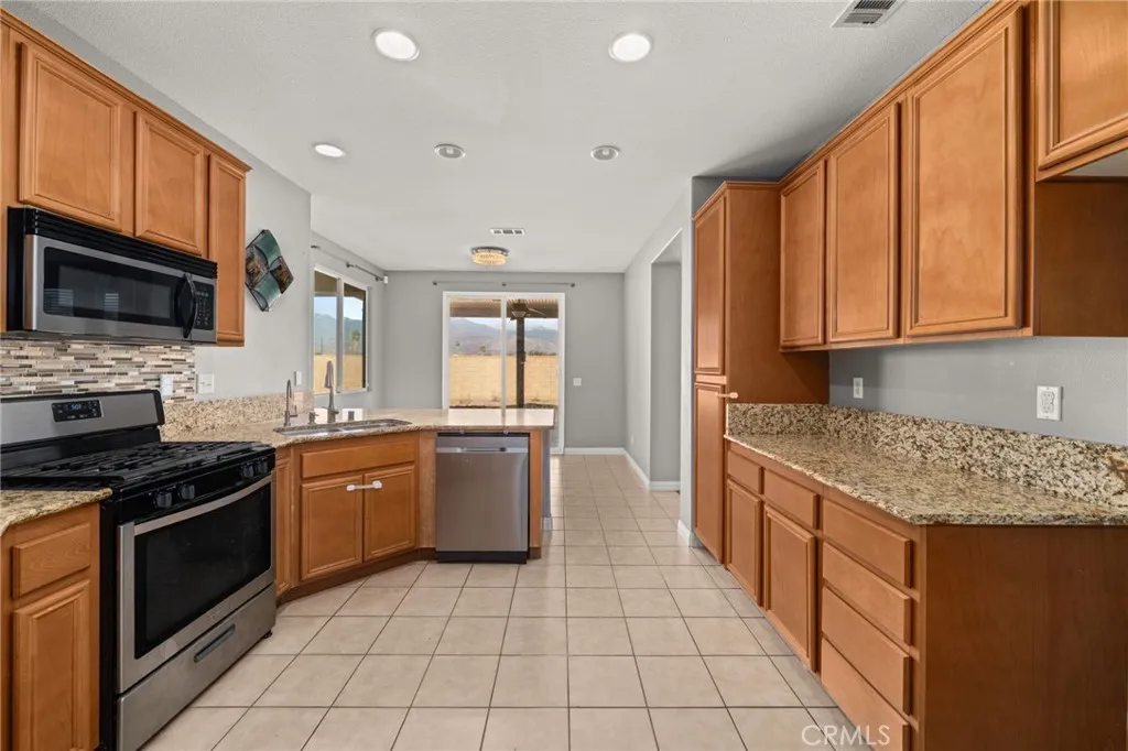 25874 Mercy Court, Hemet, California 92544 home-pic-5