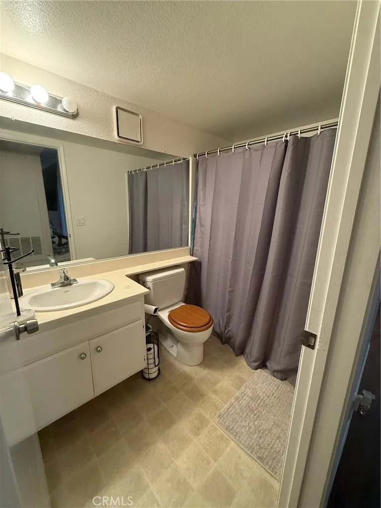 21203 Trumpet Drive 103, Newhall, California 91321 home-pic-4