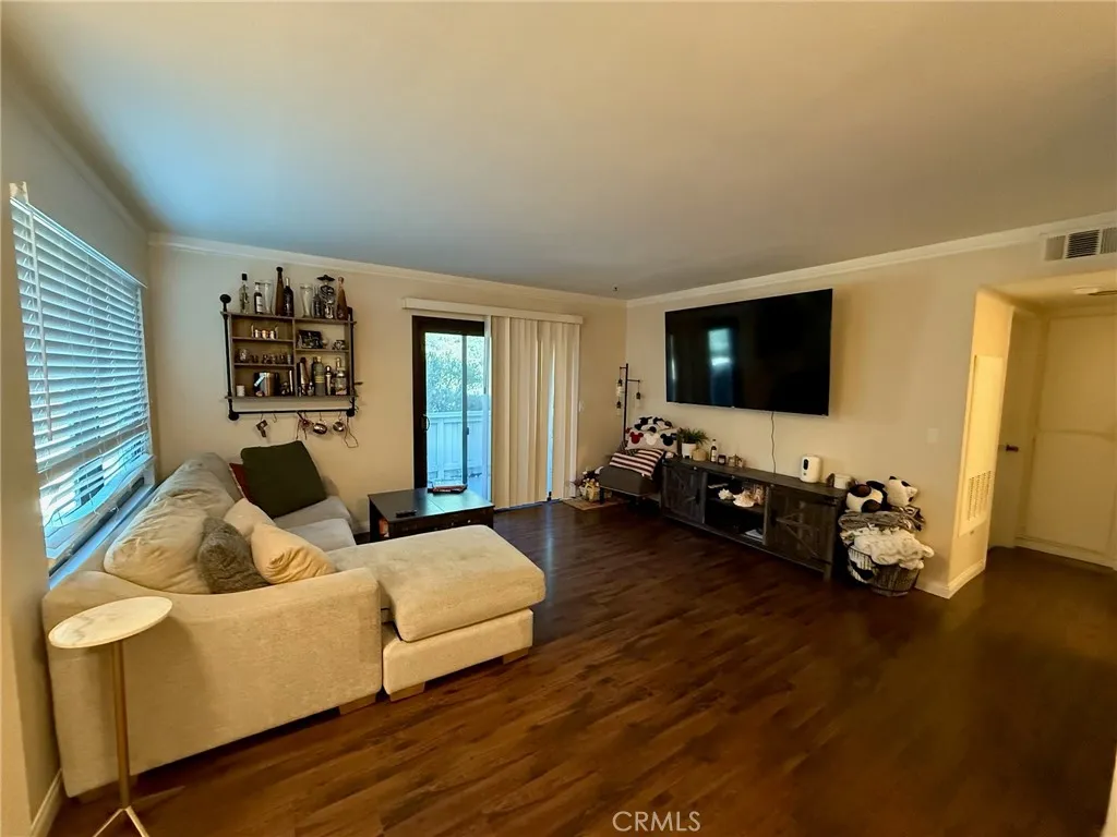 21203 Trumpet Drive 103, Newhall, California 91321 home-pic-3