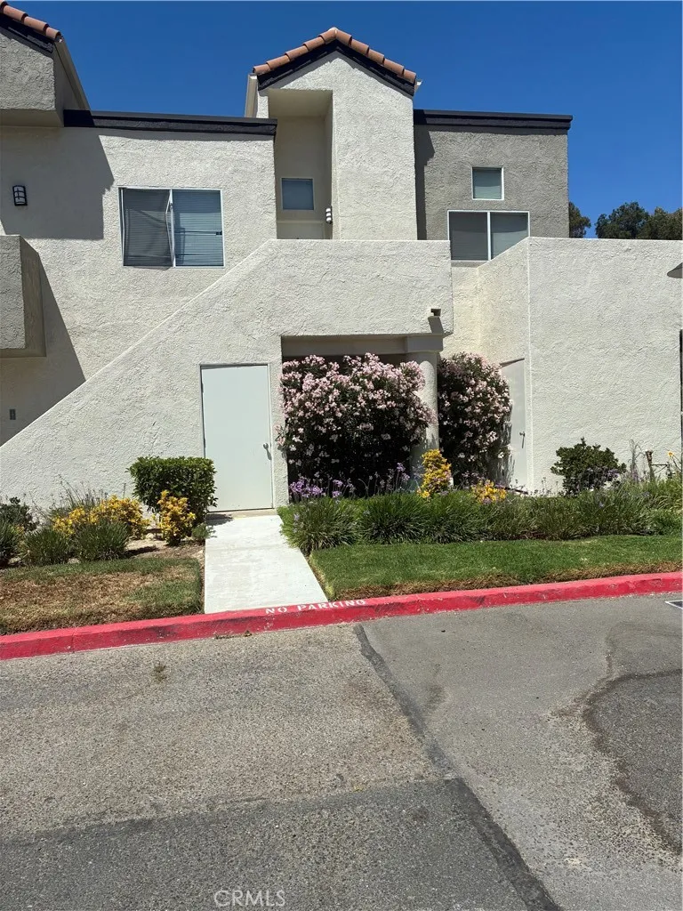 21203 Trumpet Drive 103, Newhall, California 91321 home-pic-1
