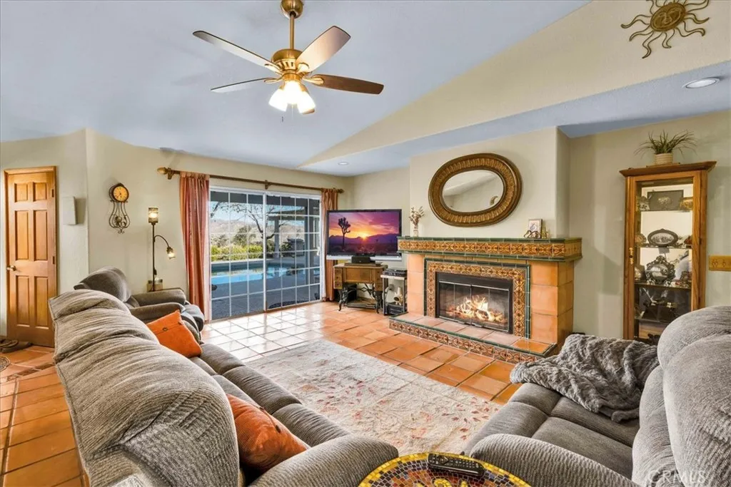 10341 Pinon Avenue, Morongo Valley, California 92256 home-pic-9