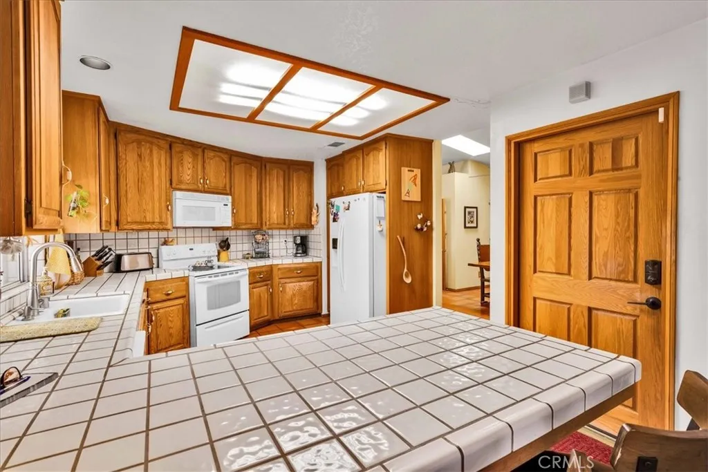 10341 Pinon Avenue, Morongo Valley, California 92256 home-pic-12