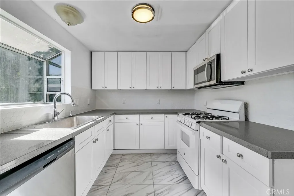 2532 N White Avenue, La Verne, California 91750 home-pic-38