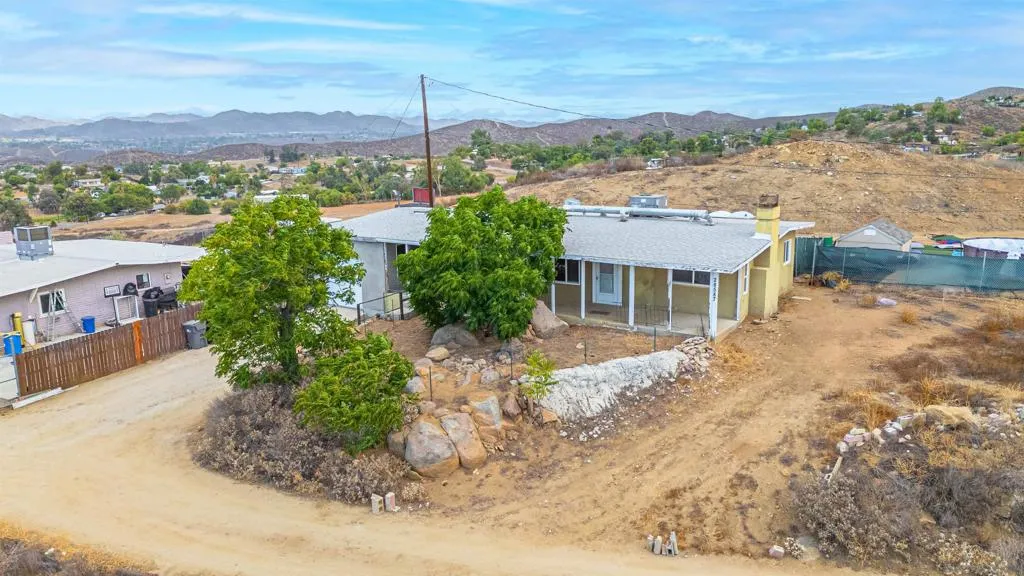 28587 Goetz Rd, Canyon Lake, California 92587 home-pic-2