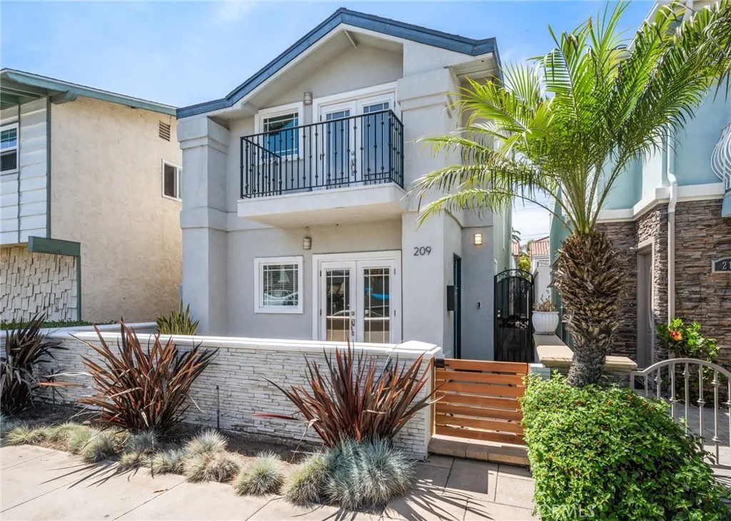 209 7th Street, Huntington Beach, California 92648, 3 Bedrooms Bedrooms, ,4 BathroomsBathrooms,Residential Lease,For Rent,7th,SB25193476