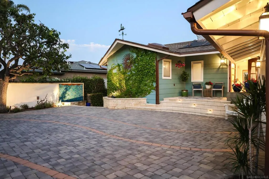 885 Rosecrans St, San Diego, California 92106 home-pic-1