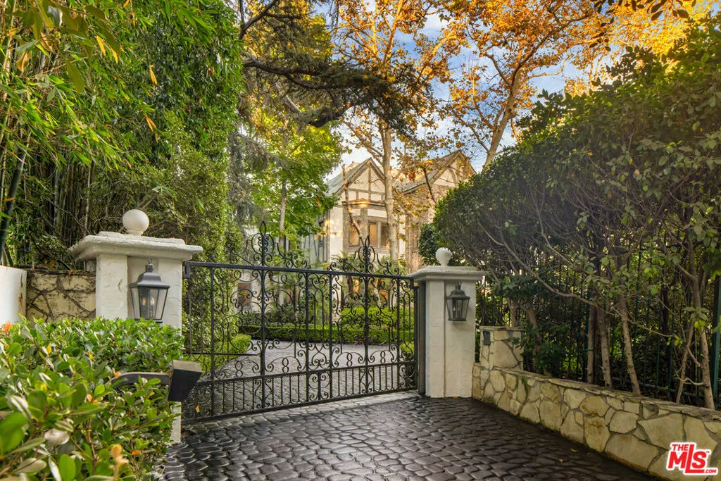 1006 N Rexford Drive, Beverly Hills, California 90210 home-pic-2