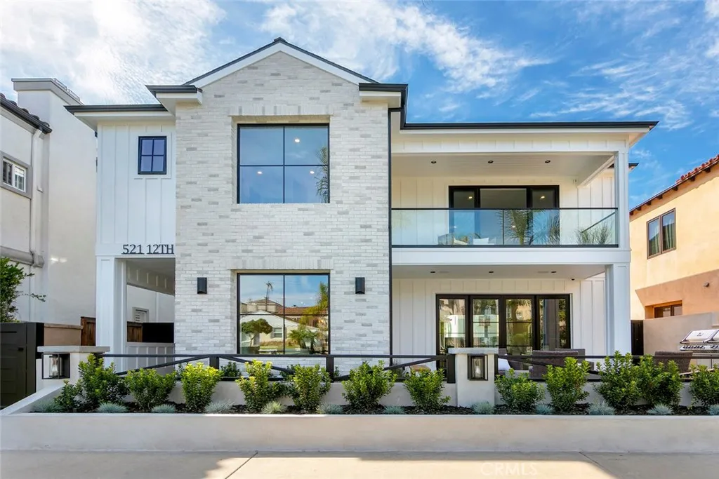 521 12th Street, Huntington Beach, California 92648, 5 Bedrooms Bedrooms, ,5 BathroomsBathrooms,Residential,For Sale,12th,OC25193118