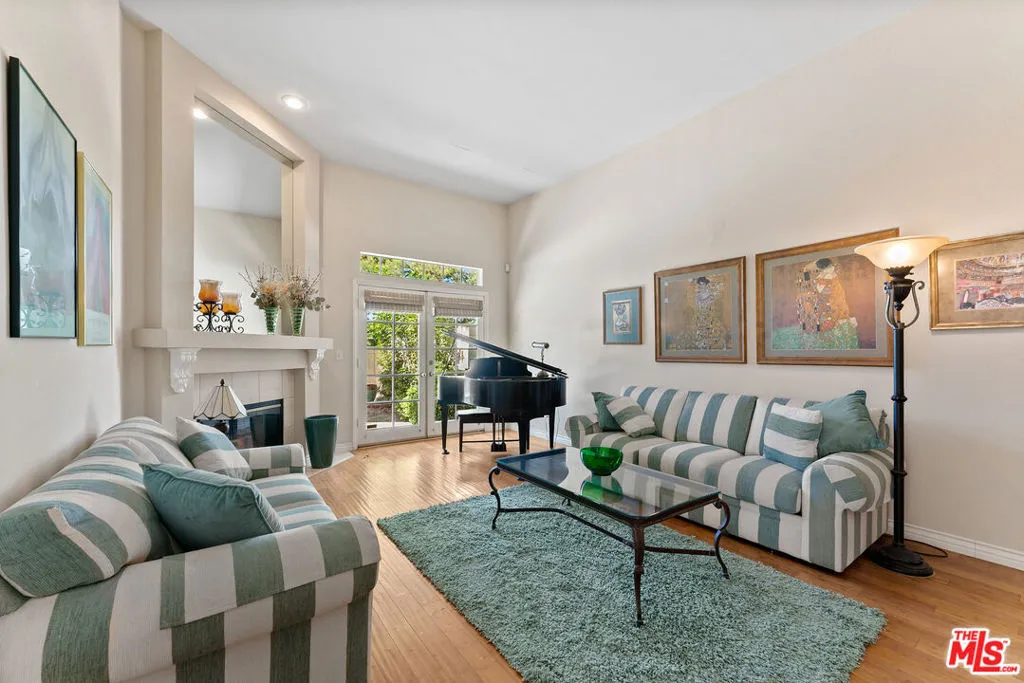 Living room with Baby grand Pi