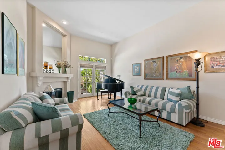 Living room with Baby grand Pi