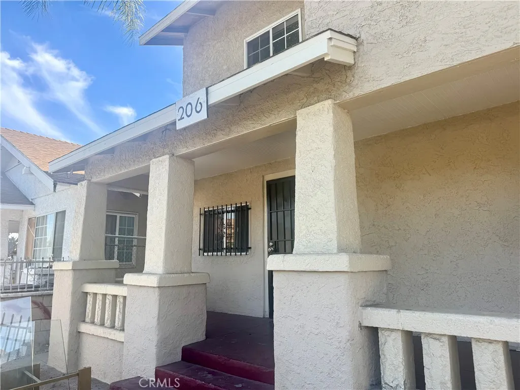 204 W 52nd Place, Los Angeles, California 90037, 3 Bedrooms Bedrooms, ,2 BathroomsBathrooms,Residential Lease,For Rent,52nd,WS25192155