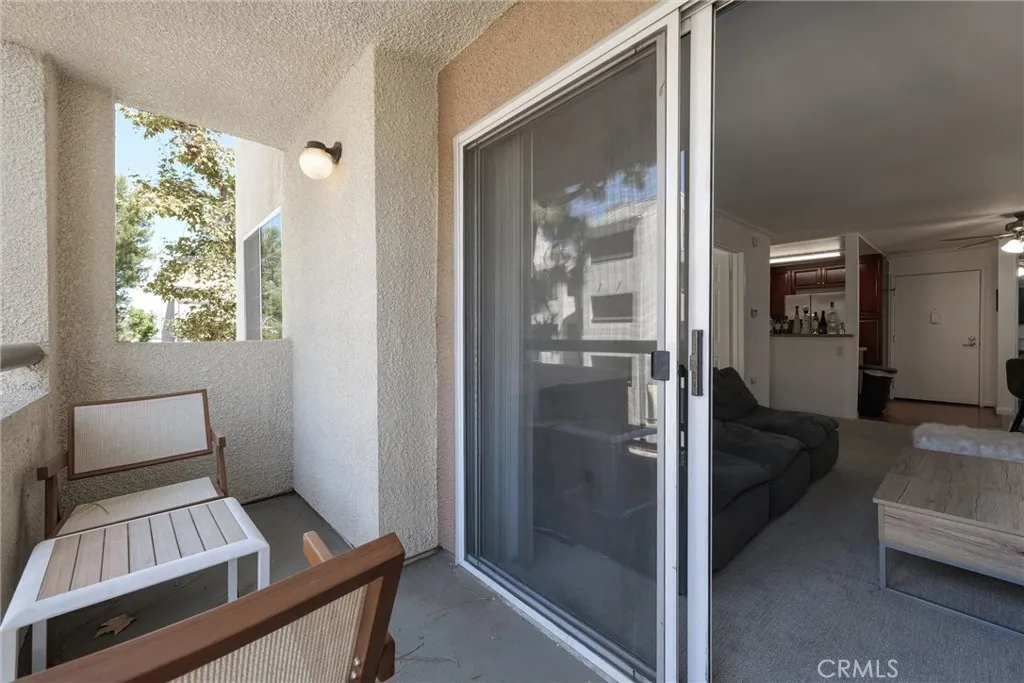 21450 Burbank Boulevard 203, Woodland Hills, California 91367 home-pic-16