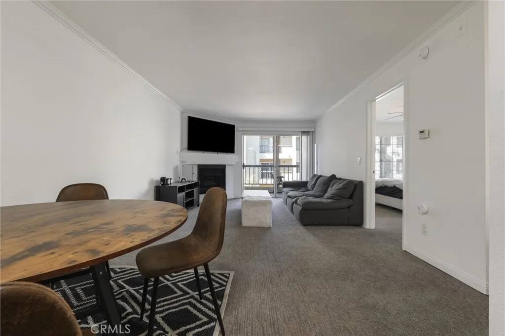 21450 Burbank Boulevard 203, Woodland Hills, California 91367 home-pic-7
