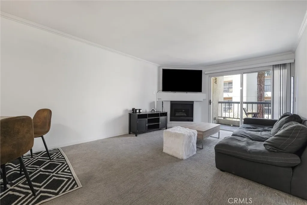21450 Burbank Boulevard 203, Woodland Hills, California 91367 home-pic-10