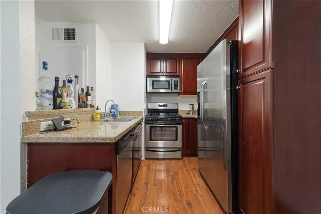 21450 Burbank Boulevard 203, Woodland Hills, California 91367 home-pic-3