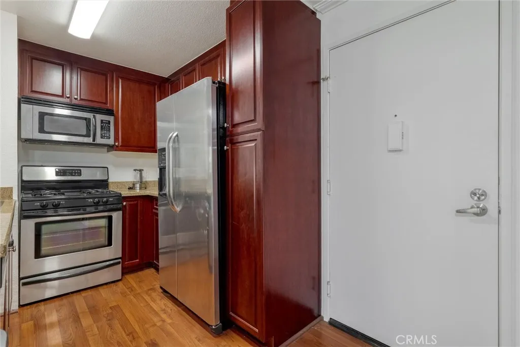 21450 Burbank Boulevard 203, Woodland Hills, California 91367 home-pic-5