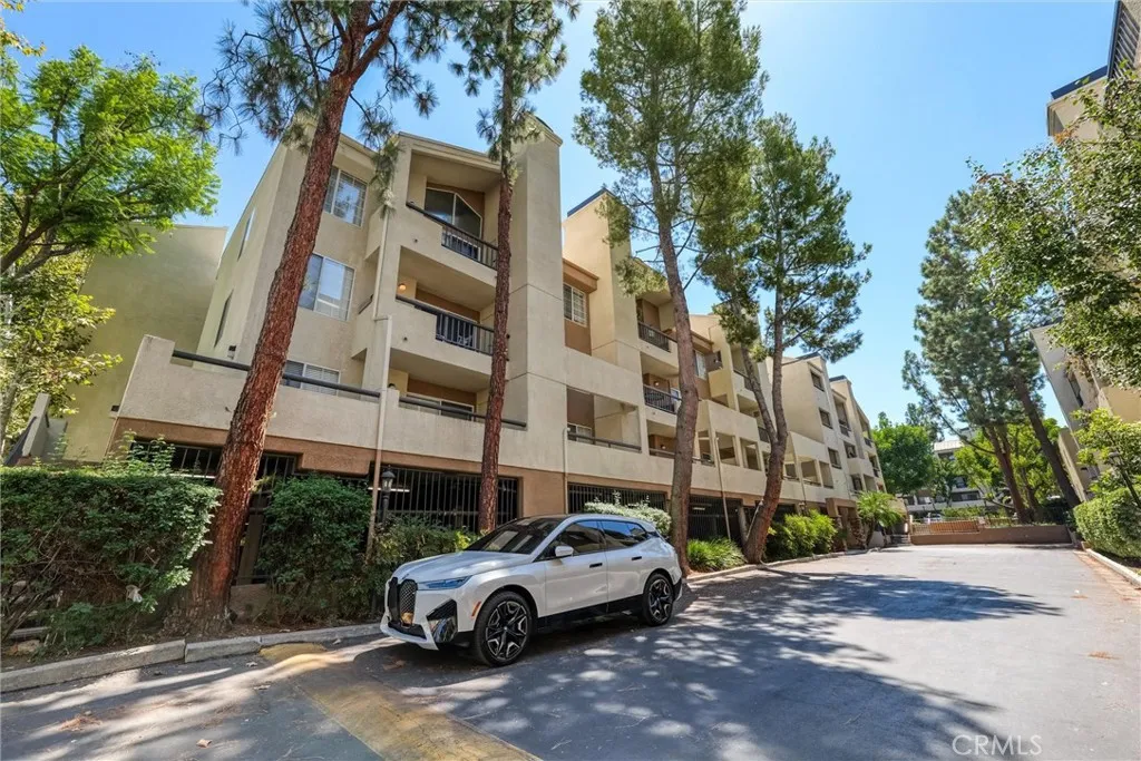 21450 Burbank Boulevard 203, Woodland Hills, California 91367 home-pic-0