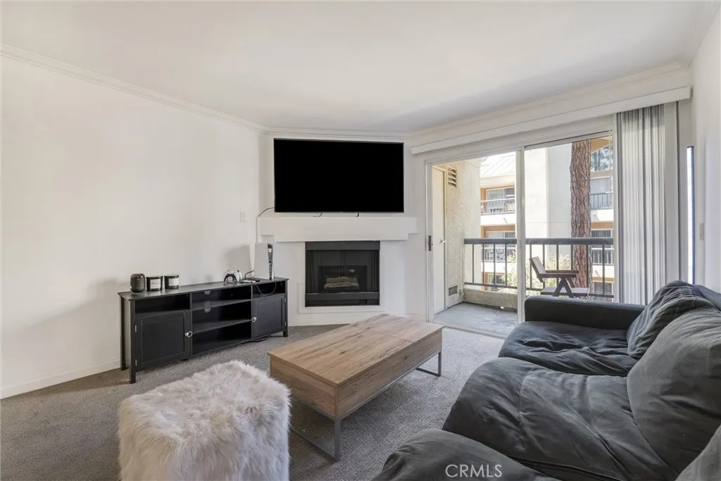 21450 Burbank Boulevard 203, Woodland Hills, California 91367 home-pic-11