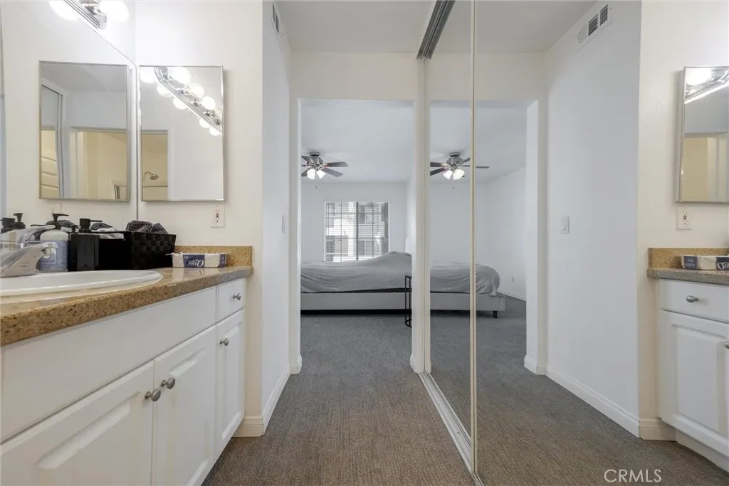 21450 Burbank Boulevard 203, Woodland Hills, California 91367 home-pic-24