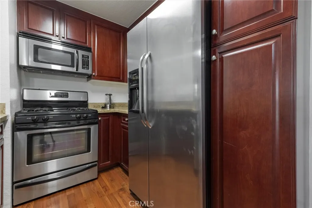 21450 Burbank Boulevard 203, Woodland Hills, California 91367 home-pic-4