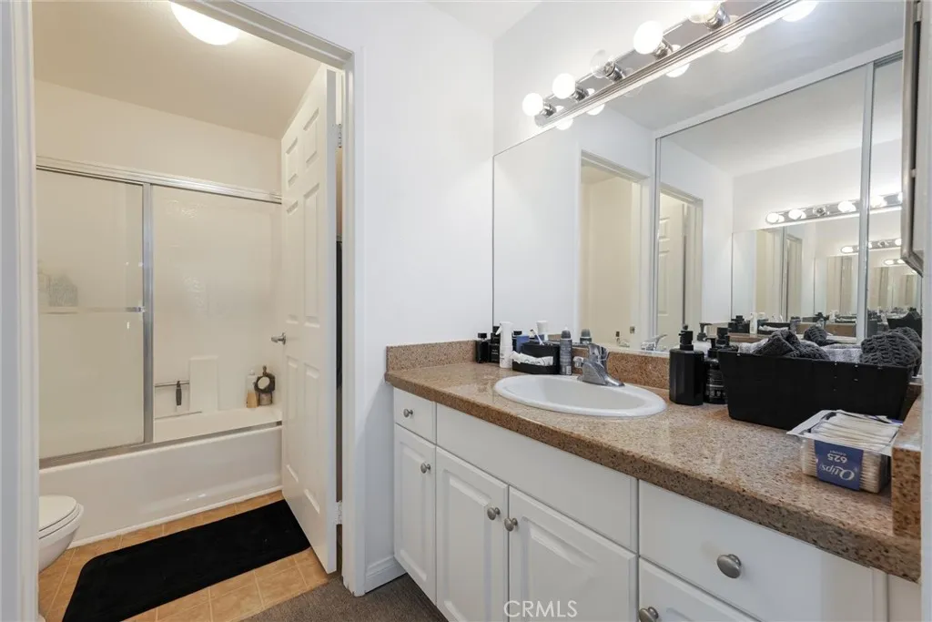 21450 Burbank Boulevard 203, Woodland Hills, California 91367 home-pic-22