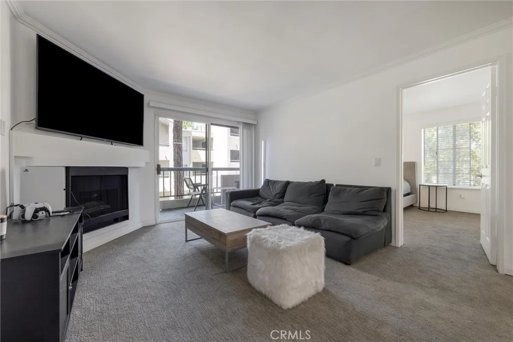 21450 Burbank Boulevard 203, Woodland Hills, California 91367 home-pic-13