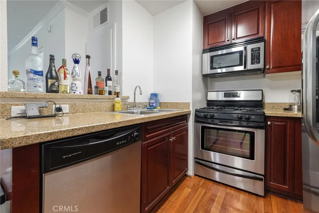 21450 Burbank Boulevard 203, Woodland Hills, California 91367 home-pic-2