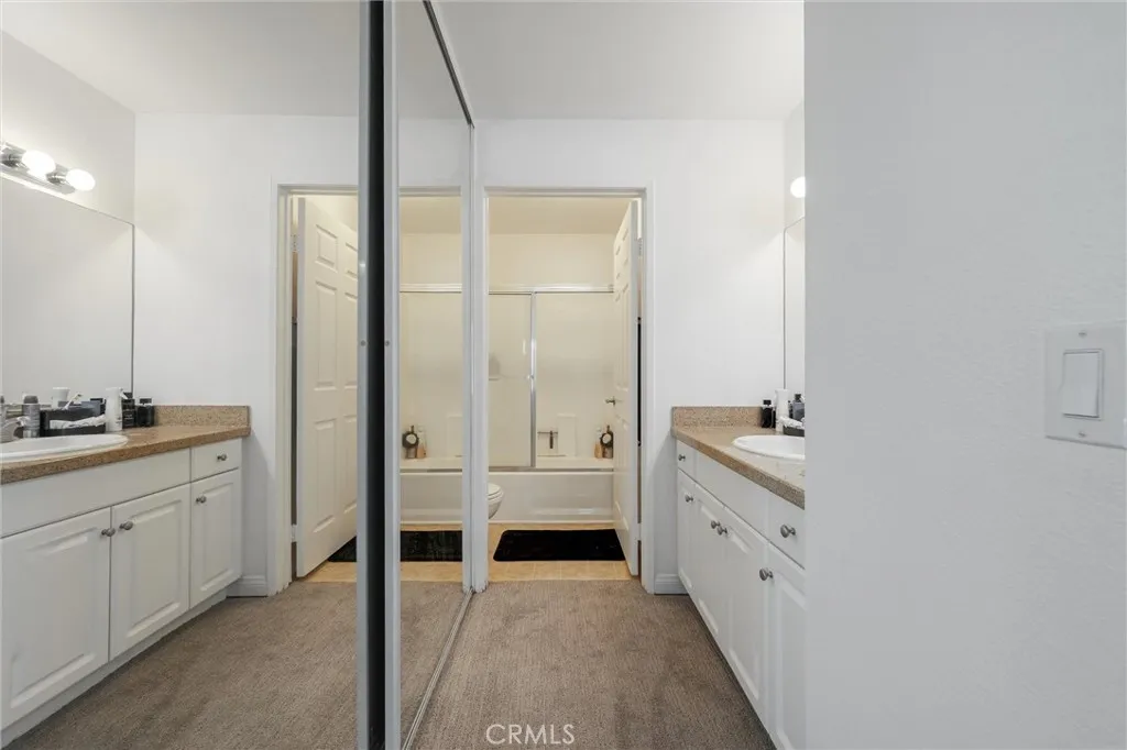 21450 Burbank Boulevard 203, Woodland Hills, California 91367 home-pic-21