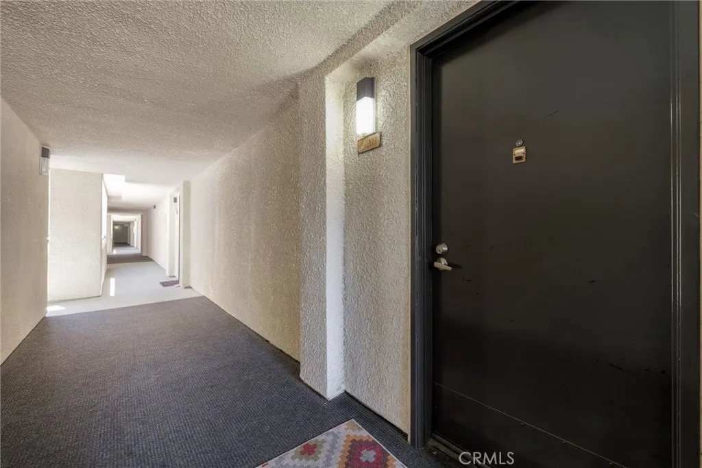 21450 Burbank Boulevard 203, Woodland Hills, California 91367 home-pic-1