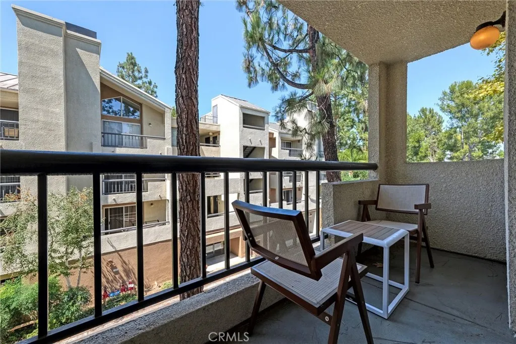 21450 Burbank Boulevard 203, Woodland Hills, California 91367 home-pic-15